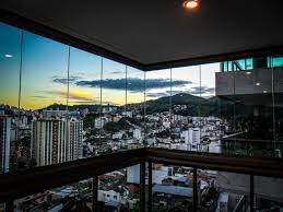 Técnico uniformizado trabalhando em cortina de vidro