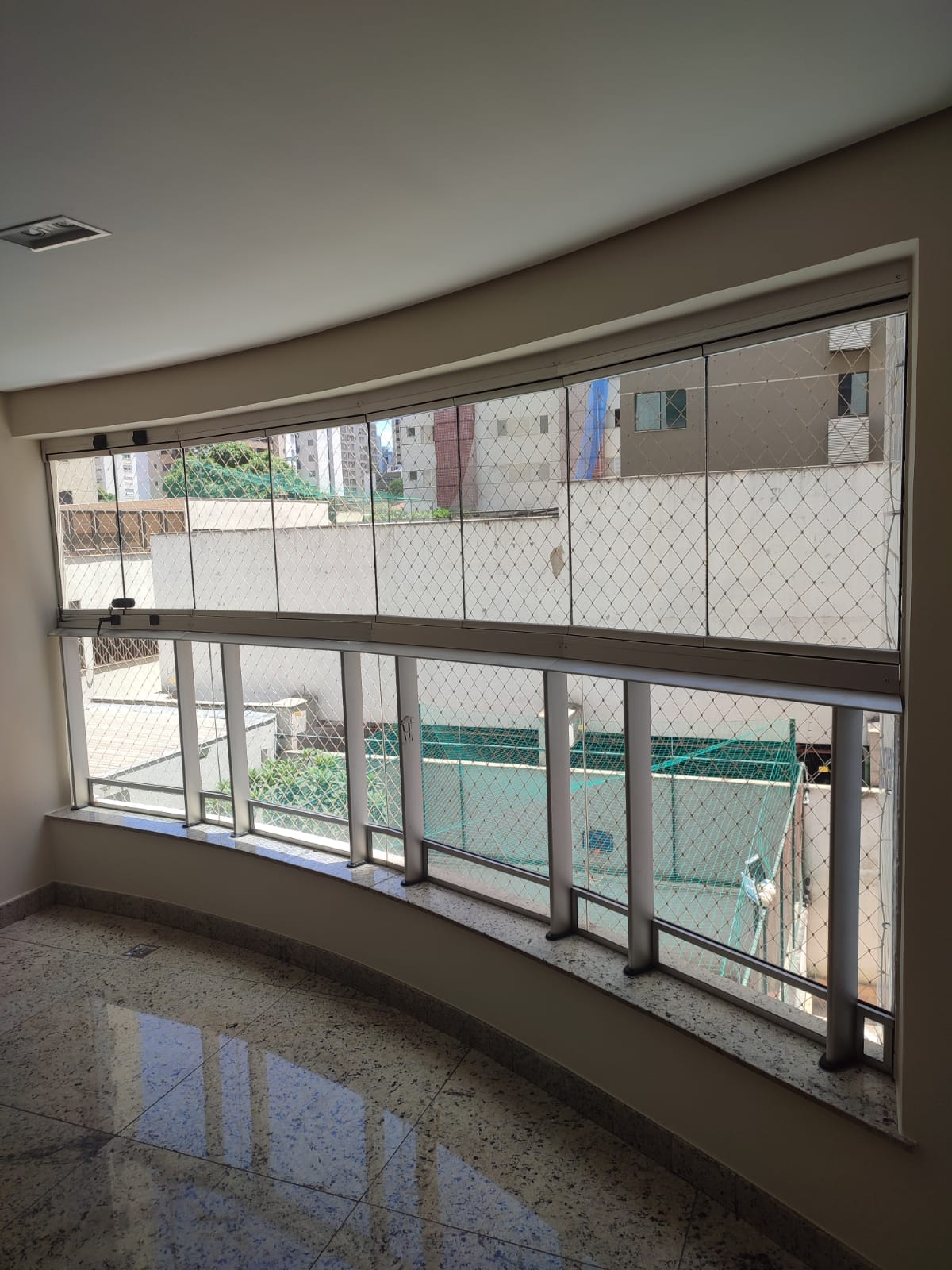 Técnico usando propés e tapete de proteção